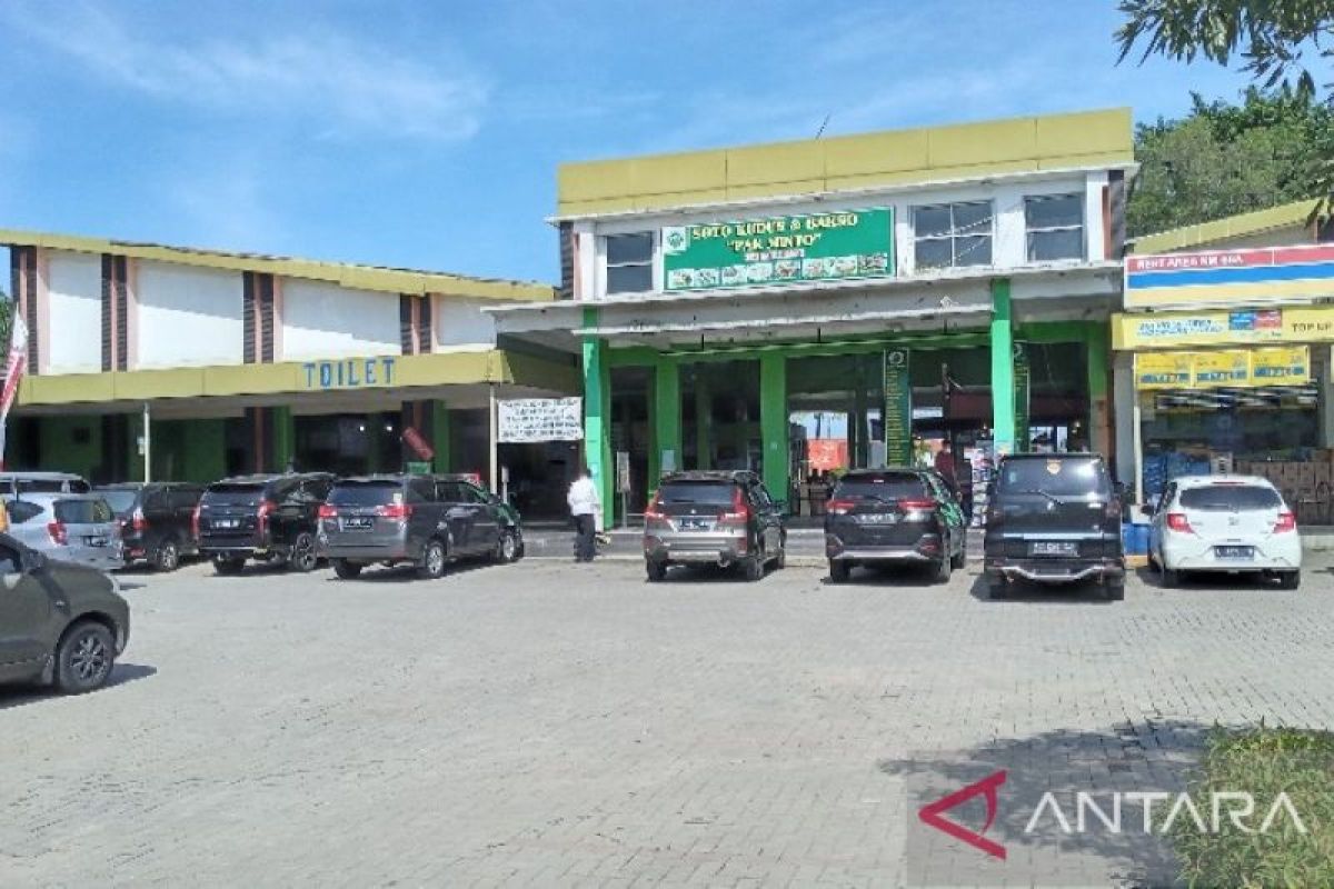 Sejumlah pedagang di "rest area" berharap bisa mengais rezeki mudik Lebaran