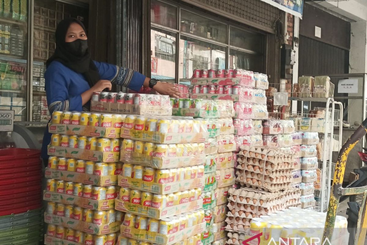 Warga Tanjungpinang berburu minuman kaleng jelang Lebaran