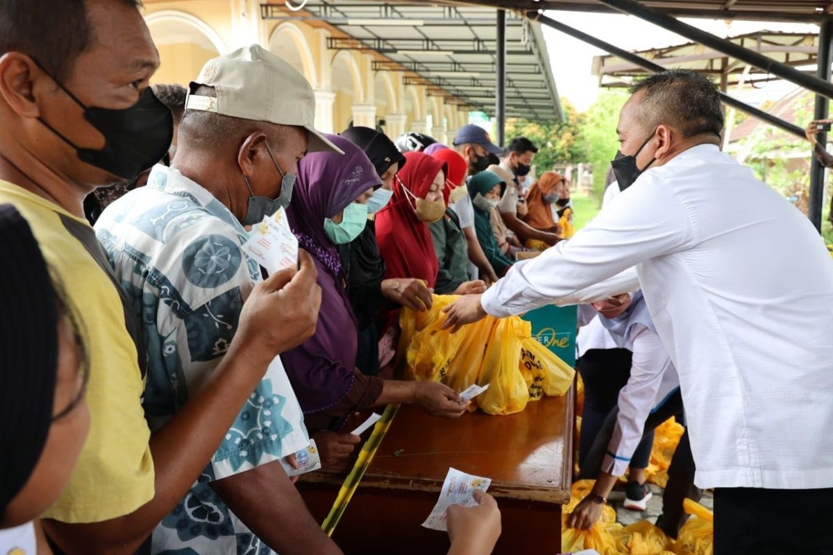 Perkuat ketahanan pangan, PTPN V distribusi12 ton minyak goreng dan gula