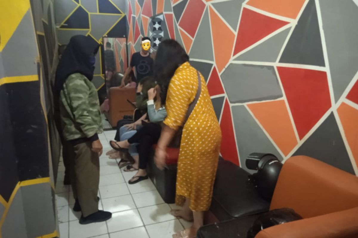 Tempat karaoke di Kudus masih nekat beroperasi