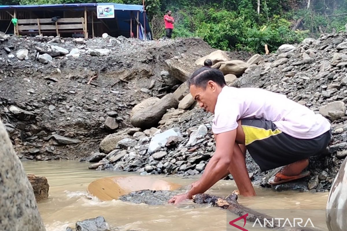 Kepala suku pemilik ulayat minta tambang emas Wasirawi dikelola secara tradisional