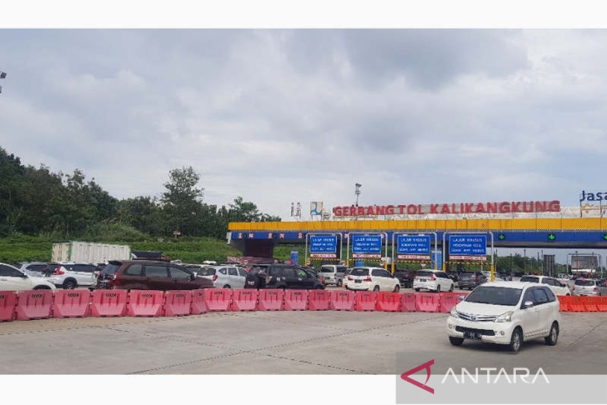 Arus kendaraan di Gerbang Tol Kalikangkung padat lancar