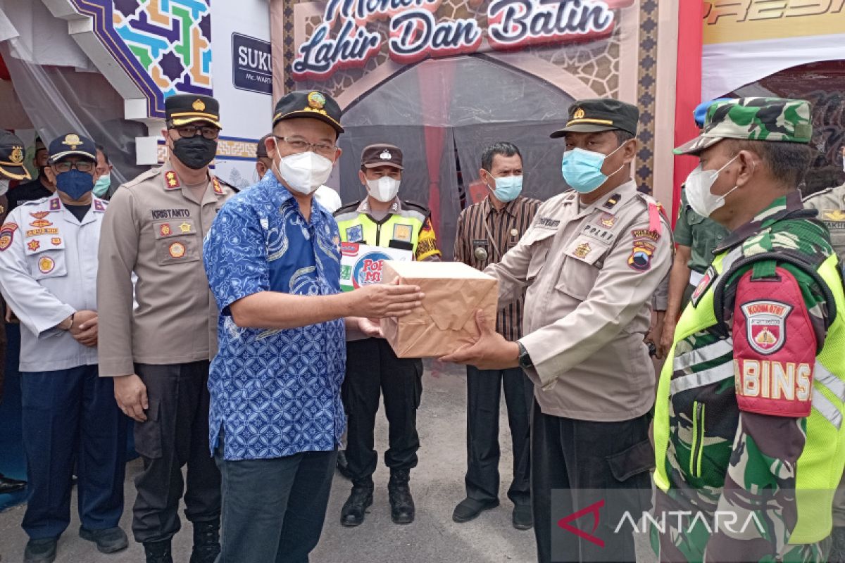 Bupati Banyumas minta dilakukan skrining status vaksin  pemudik