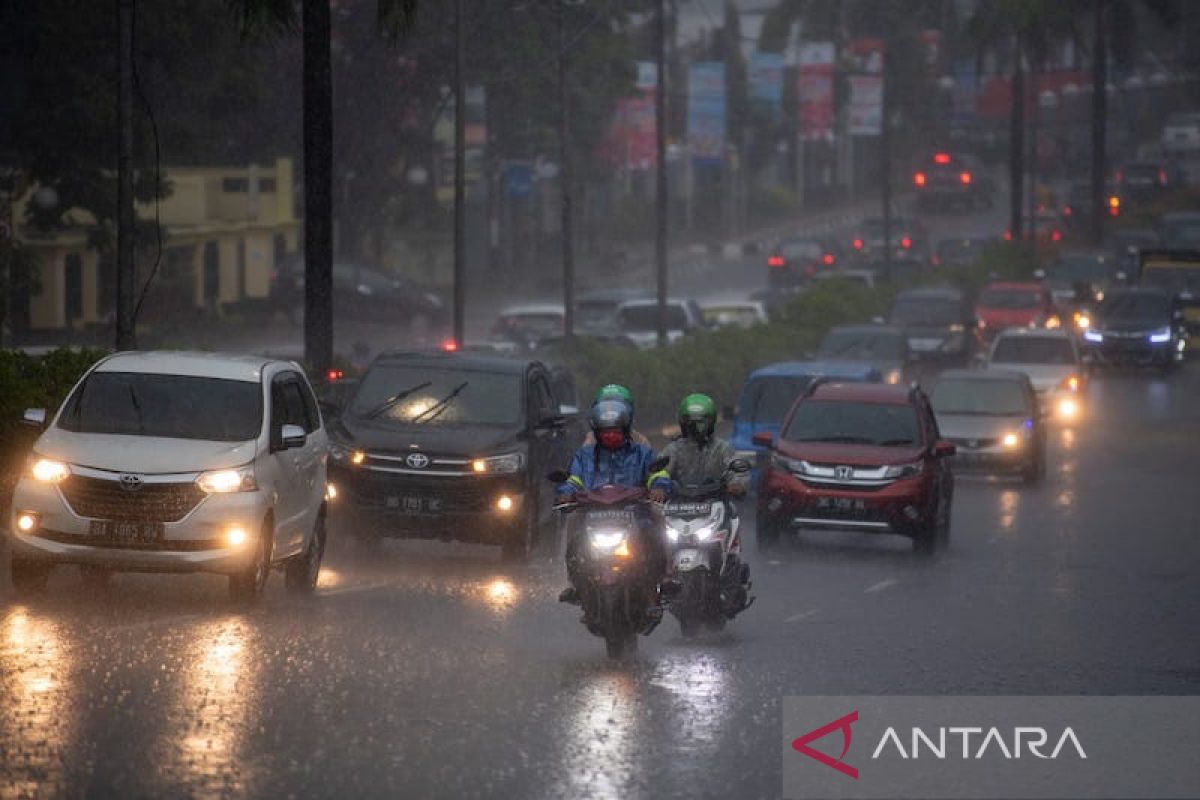 Potensi hujan lebat terjadi di sejumlah wilayah Indonesia