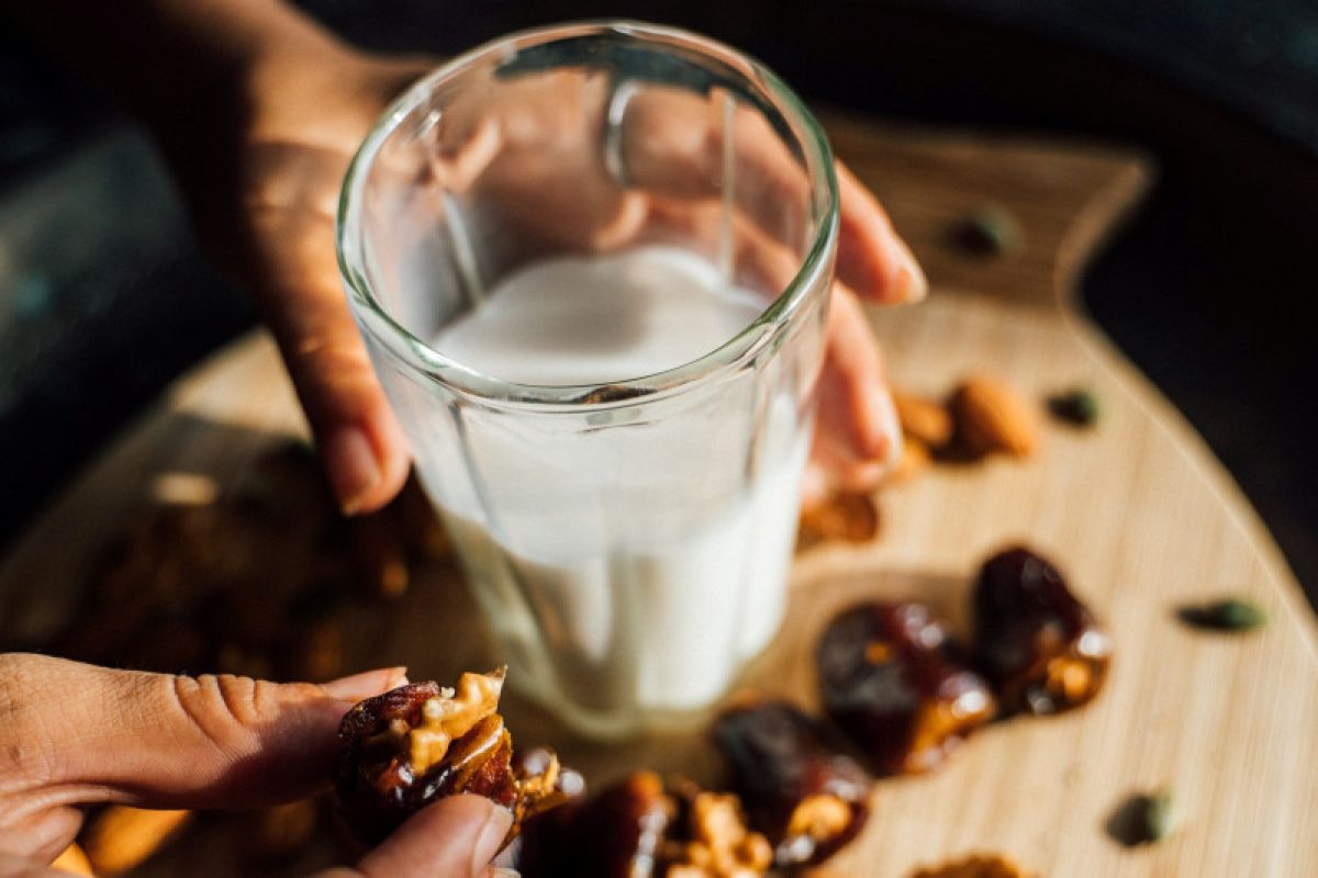 Ini manfaat minum susu kurma saat puasa