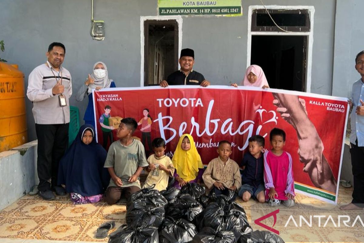 Kalla Toyota bagikan 300 paket sembako kepada warga Baubau