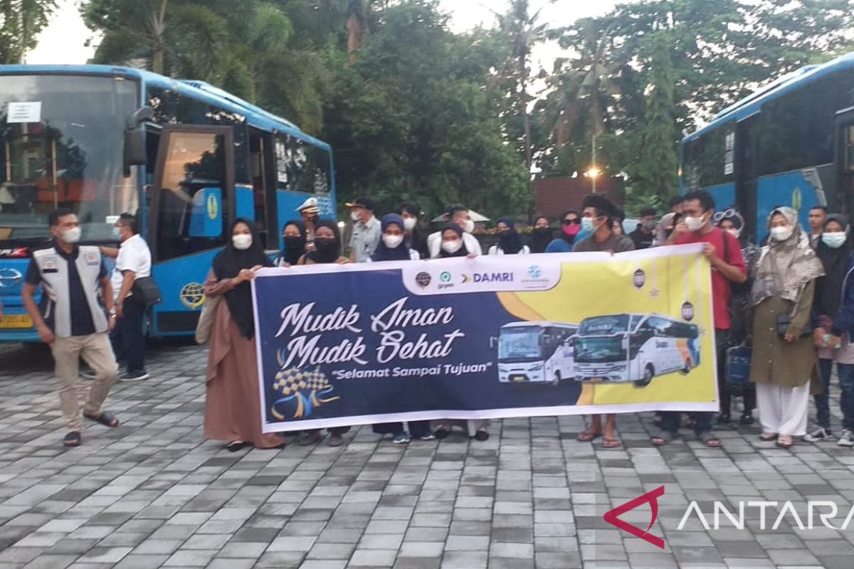 Dishub NTB melepas 120 mahasiswa ikut mudik gratis