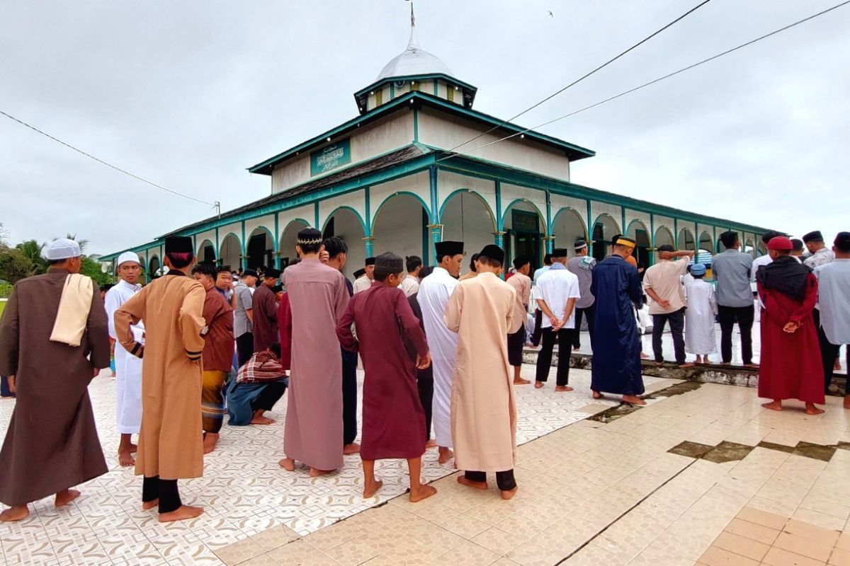 Warga Bulungan padati masjid cagar budaya pada Shalat Id 1443 H