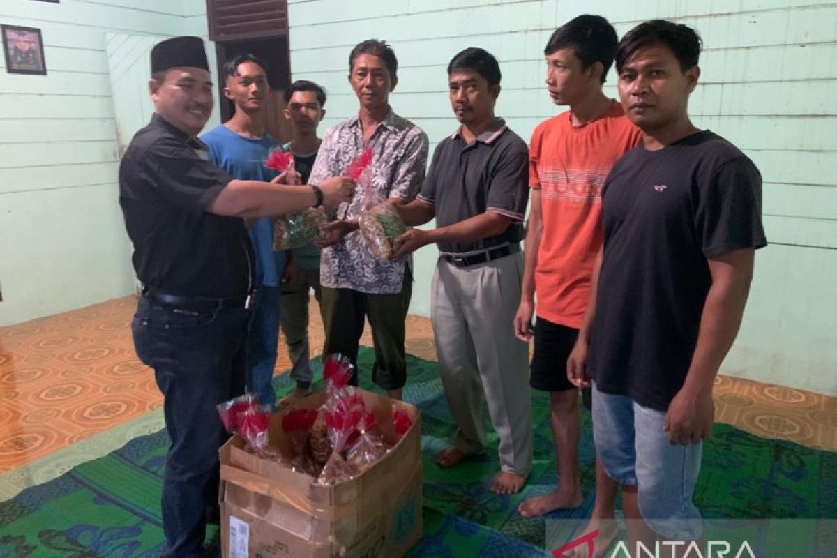 Juswari berbagi kue lebaran di hari Idul Fitri