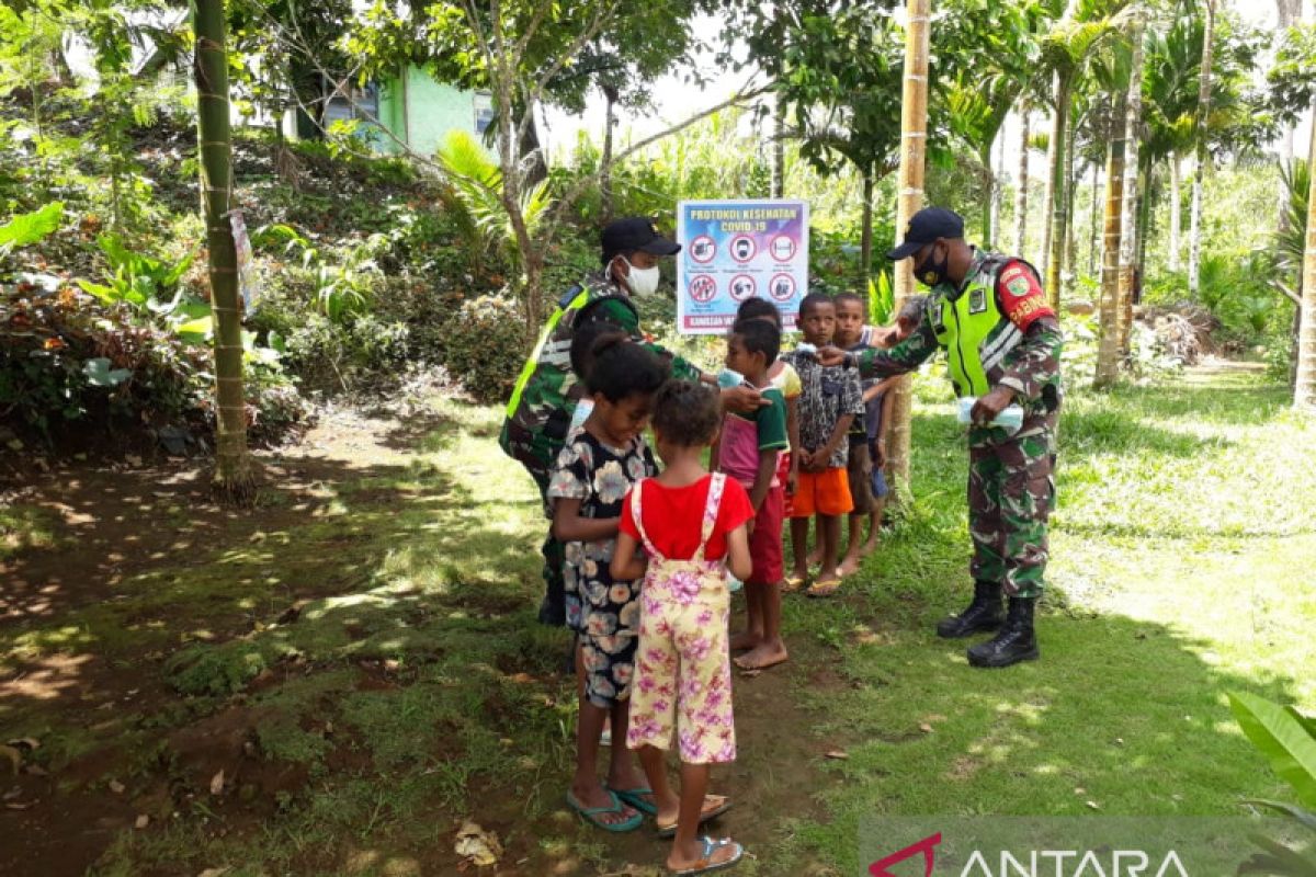 Babinsa Koramil 1708-03/Biak Barat membuka perpustakaan keliling