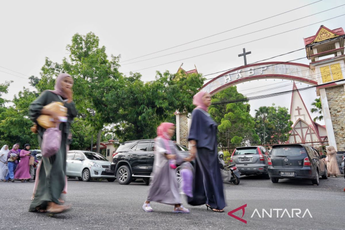 Indahnya toleransi antar umat beragama di Riau gereja jadi parkiran saat salad  Idulfitri 1443 H