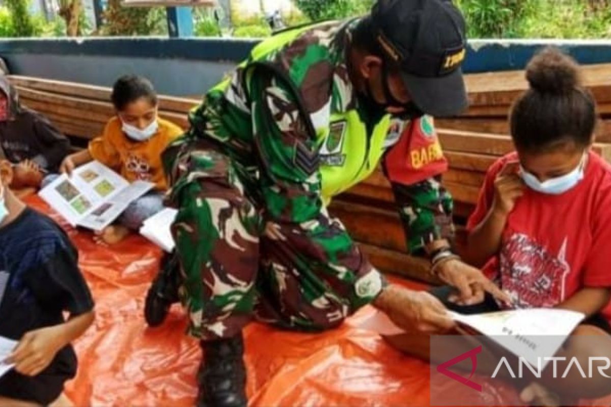 Babinsa ikut cerdaskan anak-anak di Biak