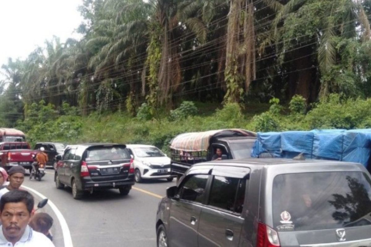 Jalinsum menuju objek wisata Aek Sijorni Tapsel macet sepanjang 1 Km