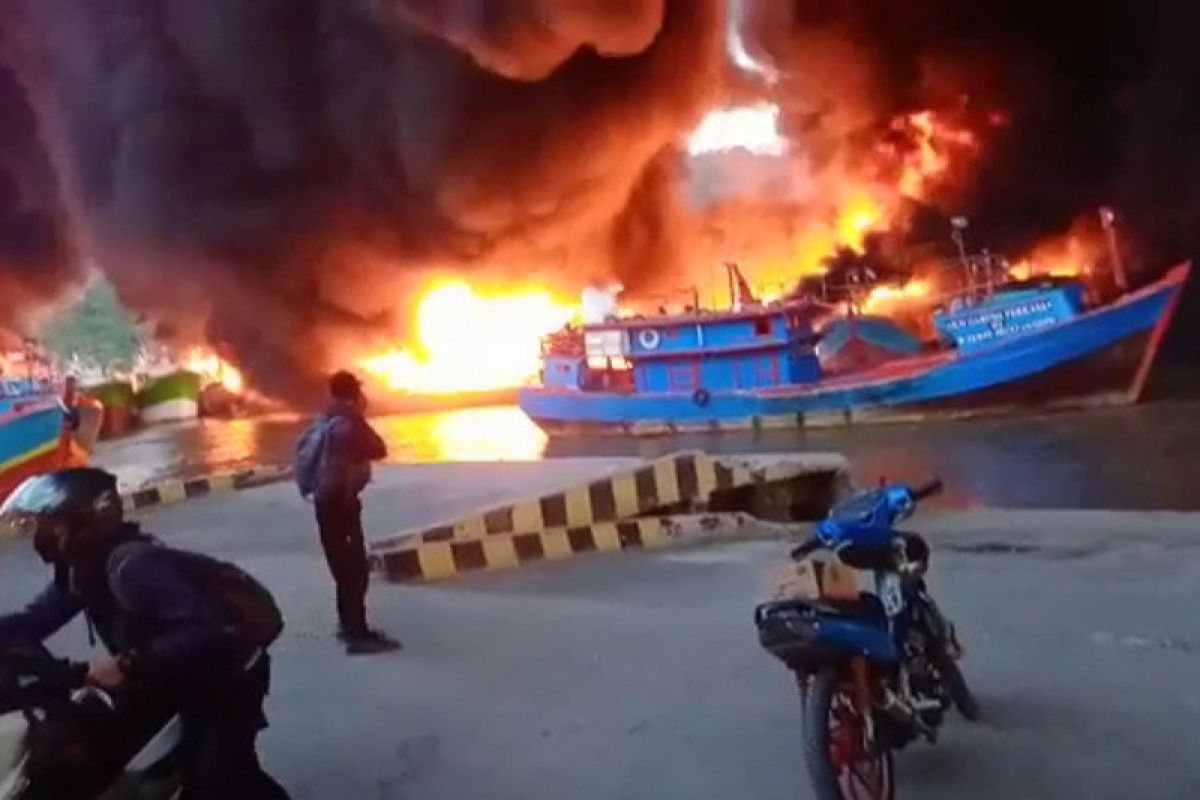 Sejumlah kapal di Dermaga Batere Cilacap terbakar