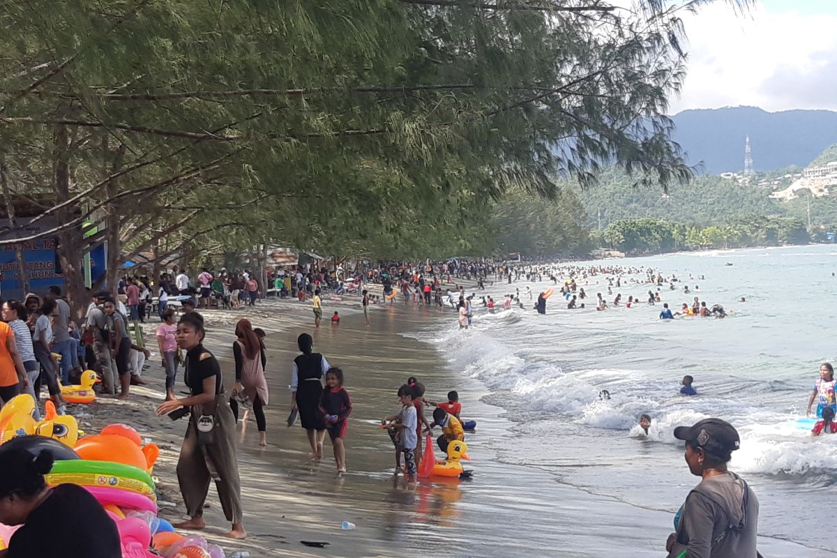 Lebaran objek wisata pantai di  Jayapura padat pengunjung