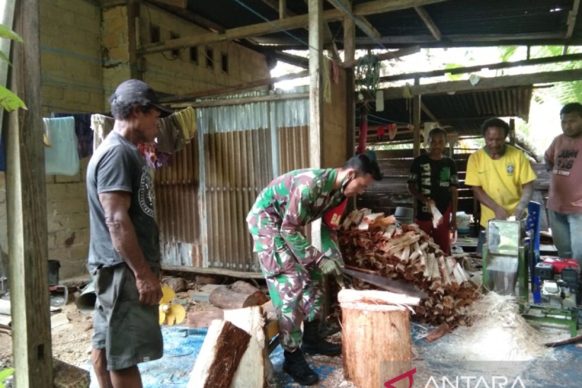 Babinsa Supiori membantu warga haluskan sagu dengan mesin penggiling