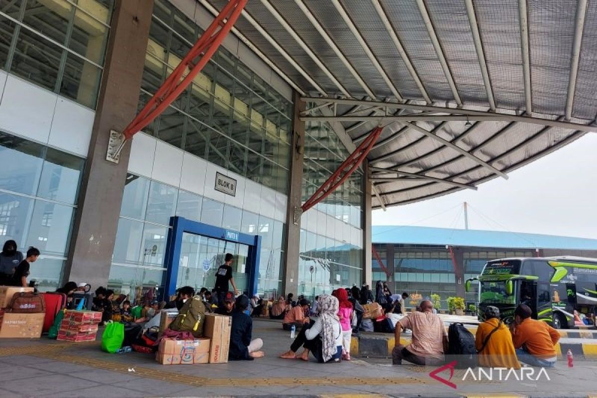 Terminal Terpadu Pulo Gebang masih ramai pemudik H+1 Lebaran