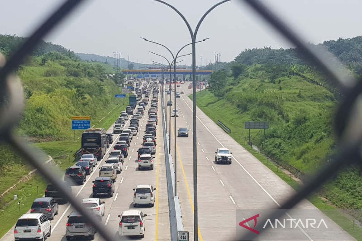 Mulai mengular, kendaraan masuk gerbang Tol Kalikangkung Semarang