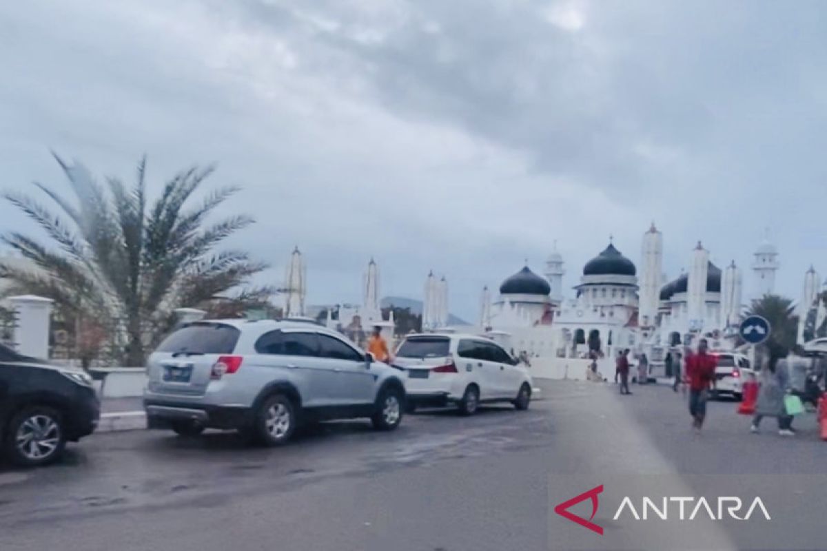 Gara-gara hotel penuh,  wisatawan menginap di masjid dan SPBU