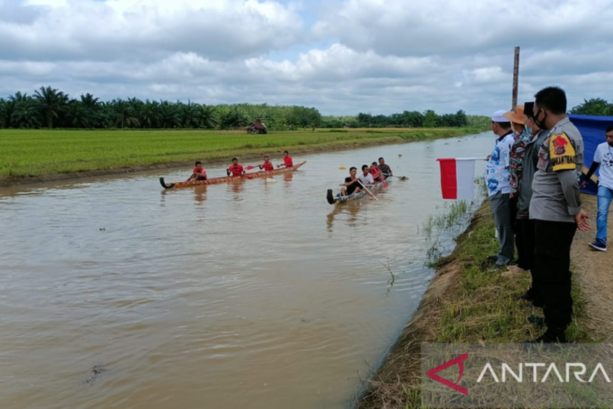 Warga Dharmasraya "sulap" saluran irigasi jadi arena selaju sampan