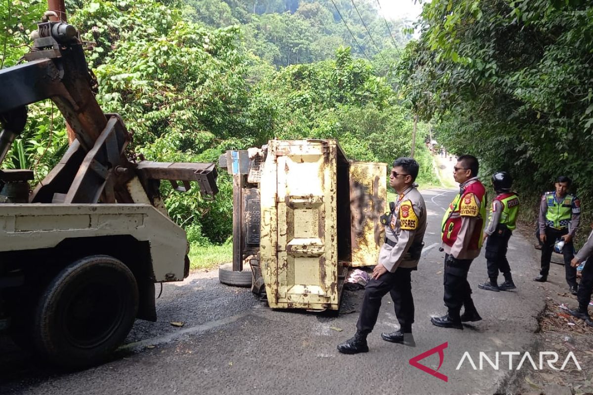 Truk pengangkut wisatawan terguling