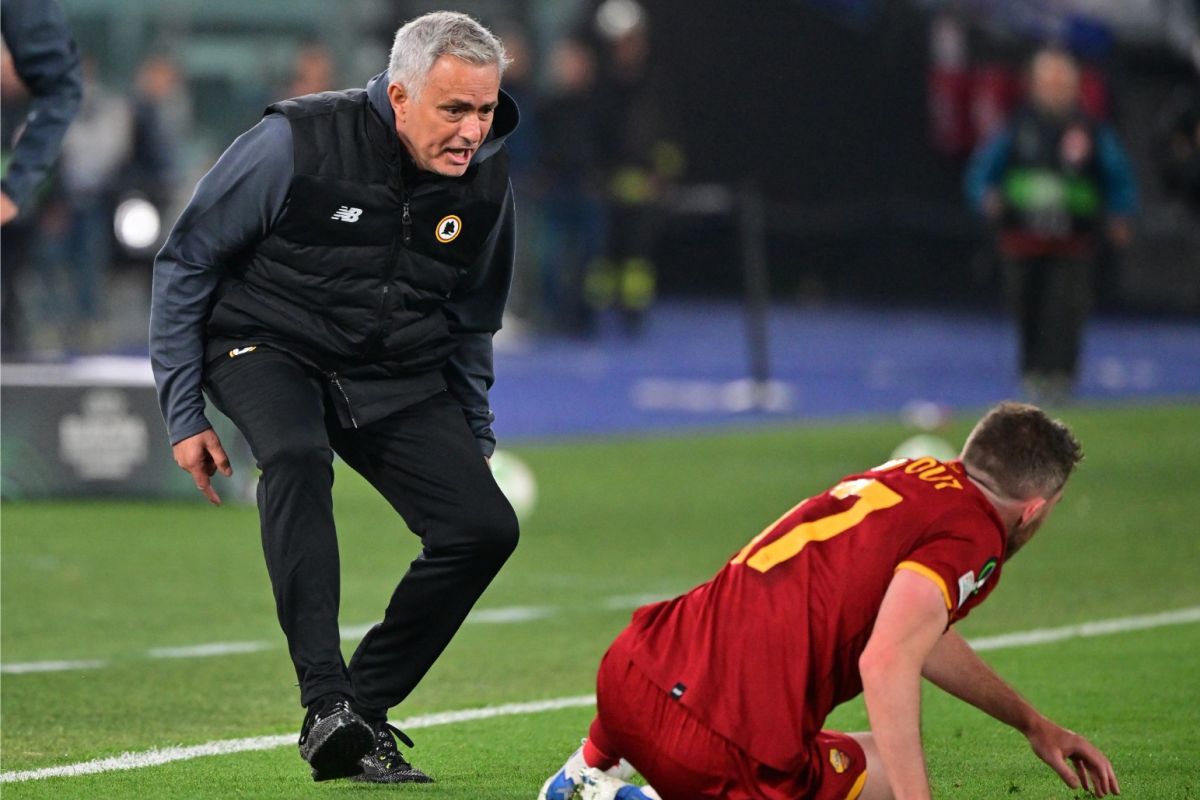 Mourinho tegaskan akan  bertahan di AS Roma musim depan