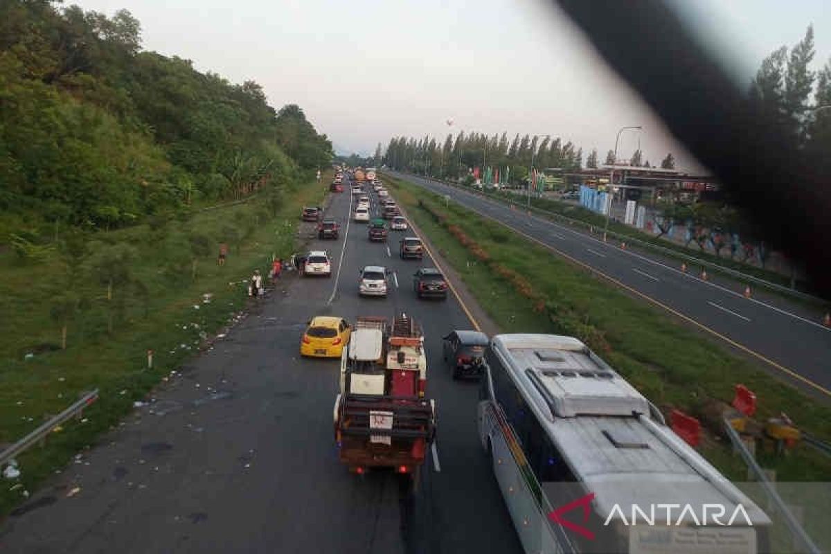 Operator Tol Cipali imbau para pengendara agar tak parkir di bahu jalan