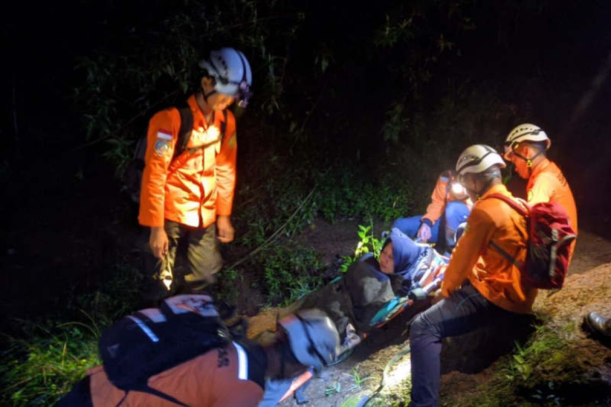 Kantor SAR Semarang evakuasi wanita pendaki Gunung Sindoro