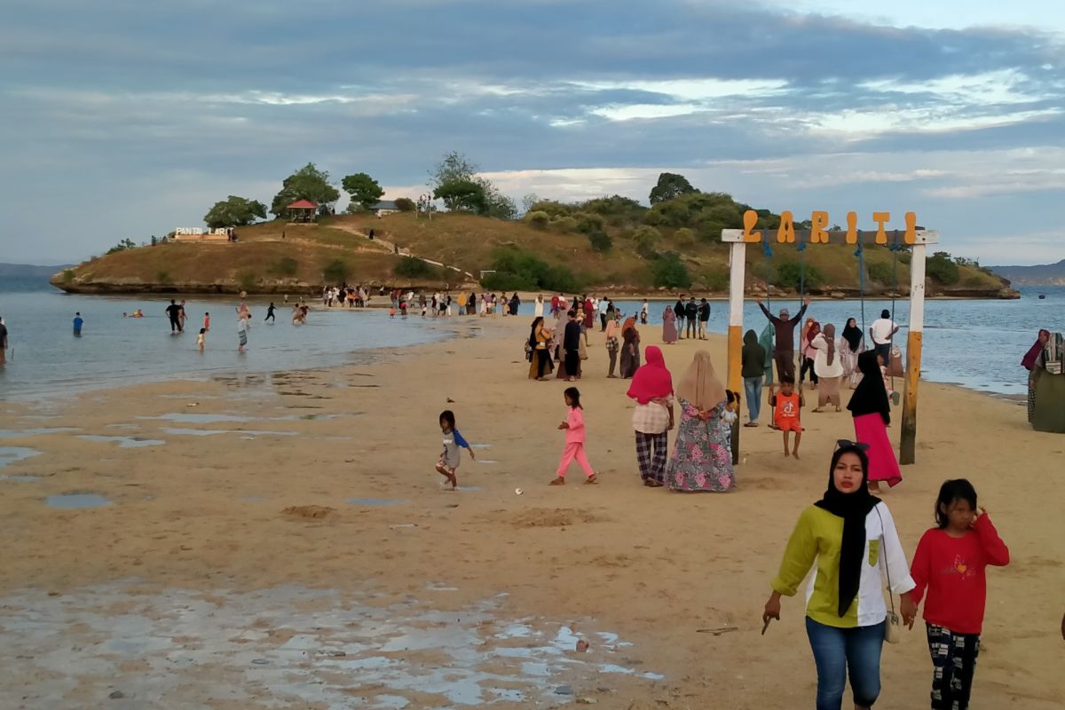 Pantai Lariti Bima ramai dikunjungi wisatawan saat libur Lebaran