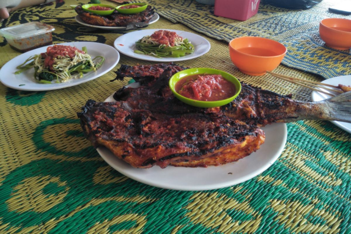 Ikan bakar di Pantai Nipah Lombok laris manis  diburu wisatawan