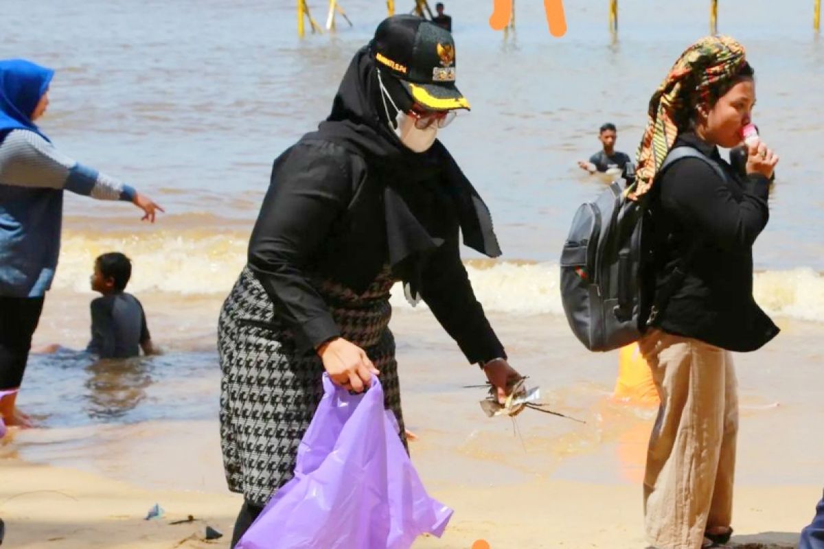 Wabup Kotim ikut punguti sampah berserakan di Pantai Ujung Pandaran