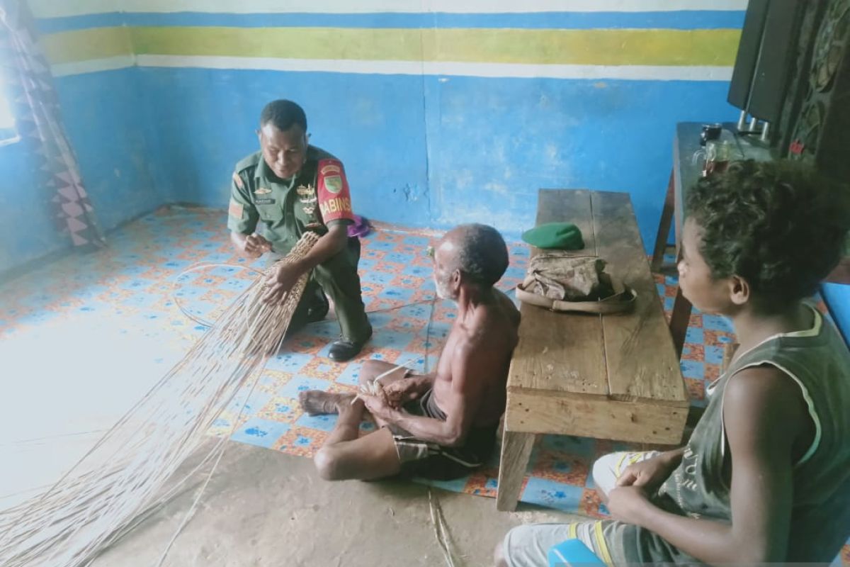 Babinsa Biak Barat bantu warga buat perangkat ikan