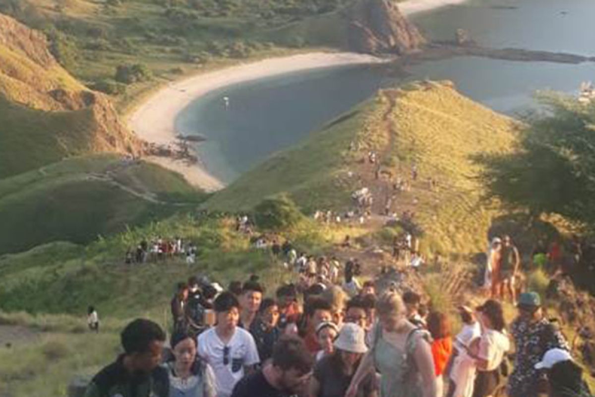 Travel agen di Labuan Bajo kewalahan layani wisatawan saat libur Lebaran