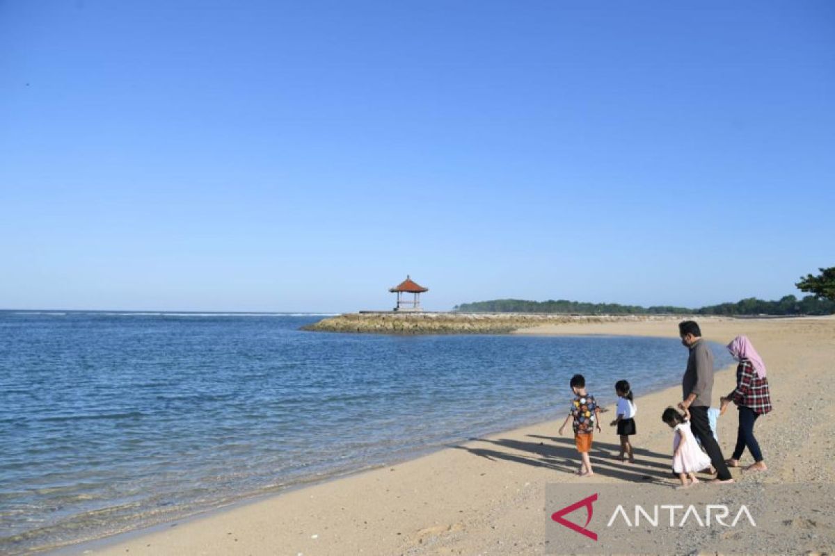 Presiden Joko Widodo bersama cucu menikmati Pantai Nusa Dua Bali