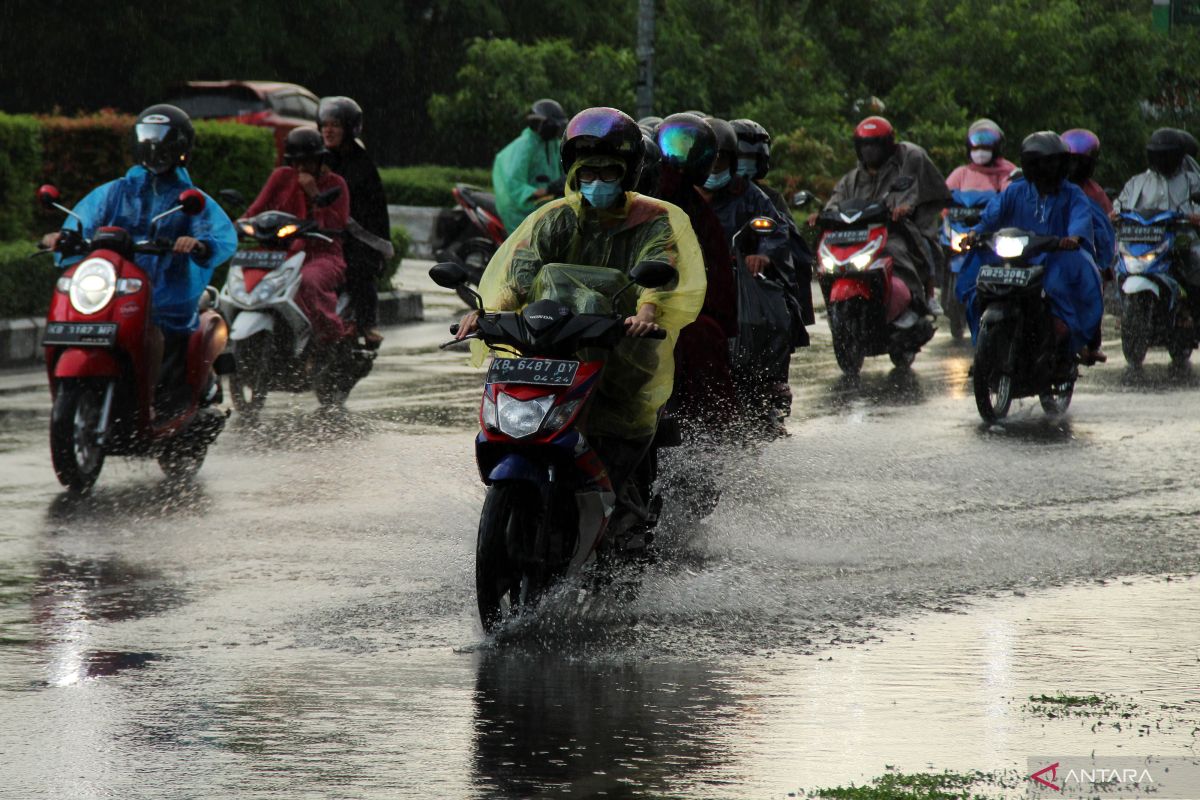 Waspada angin kencang dan hujan lebat di sejumlah provinsi