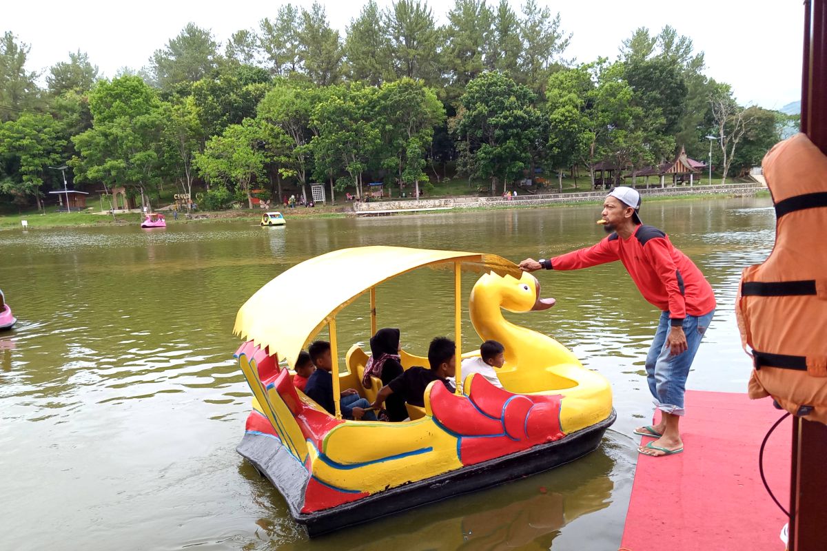 Objek wisata Pulau Belibis Kota Solok ramai dikunjungi saat libur lebaran 1443 H