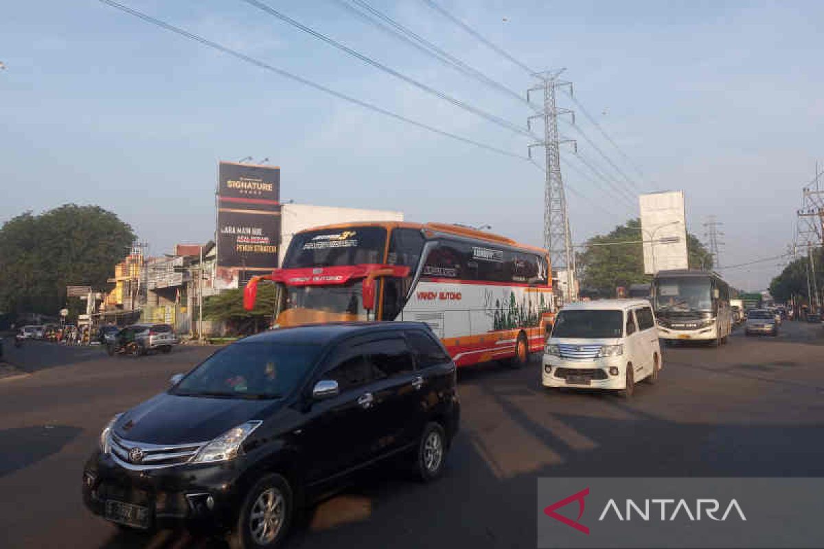 Lalu lintas kedua arah di jalur Pantura Cirebon lancar