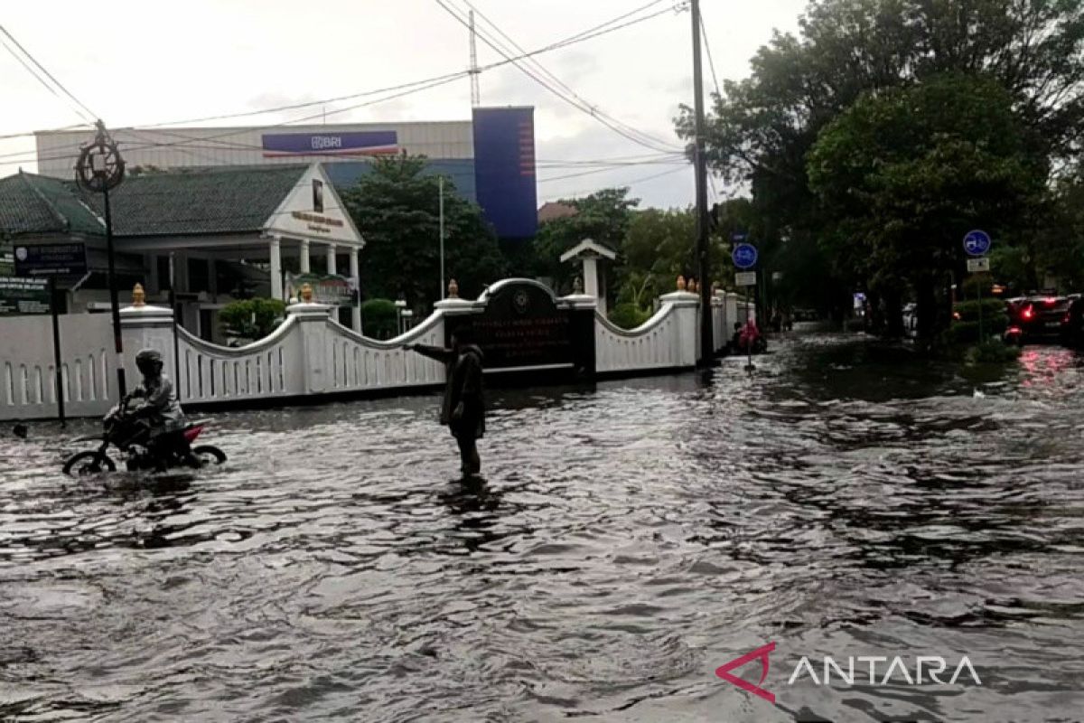 Sejumlah ruas jalan di Solo tergenang akibat hujan lebat