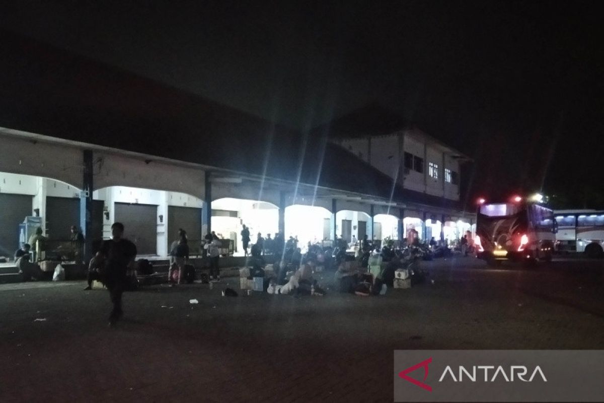 Bus terlambat, ratusan penumpang tujuan Jakarta telantar di Kudus