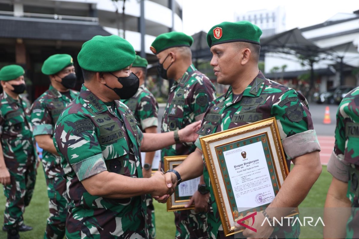 Kasad beri penghargaan pada tim penangkap pembunuh Babinsa