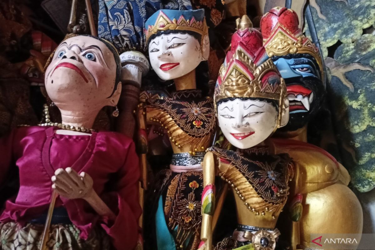 Memburu oleh-oleh topeng dan wayang cepak di Indramayu