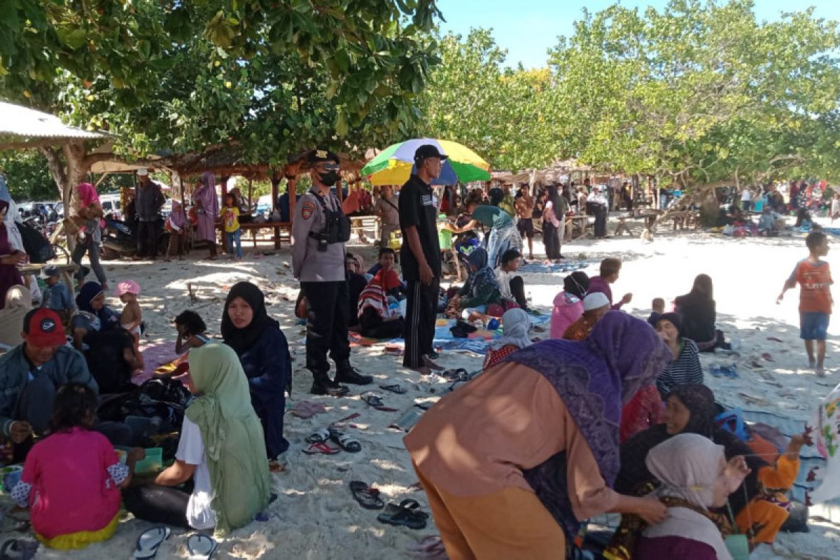 Ribuan masyarakatt "menyemut" di Pantai KEK Mandalika