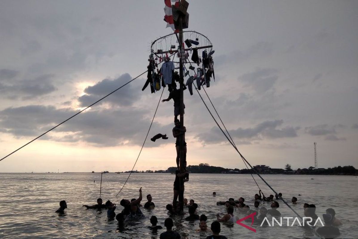 Syawalan, warga Jepara gelar panjat pinang di laut