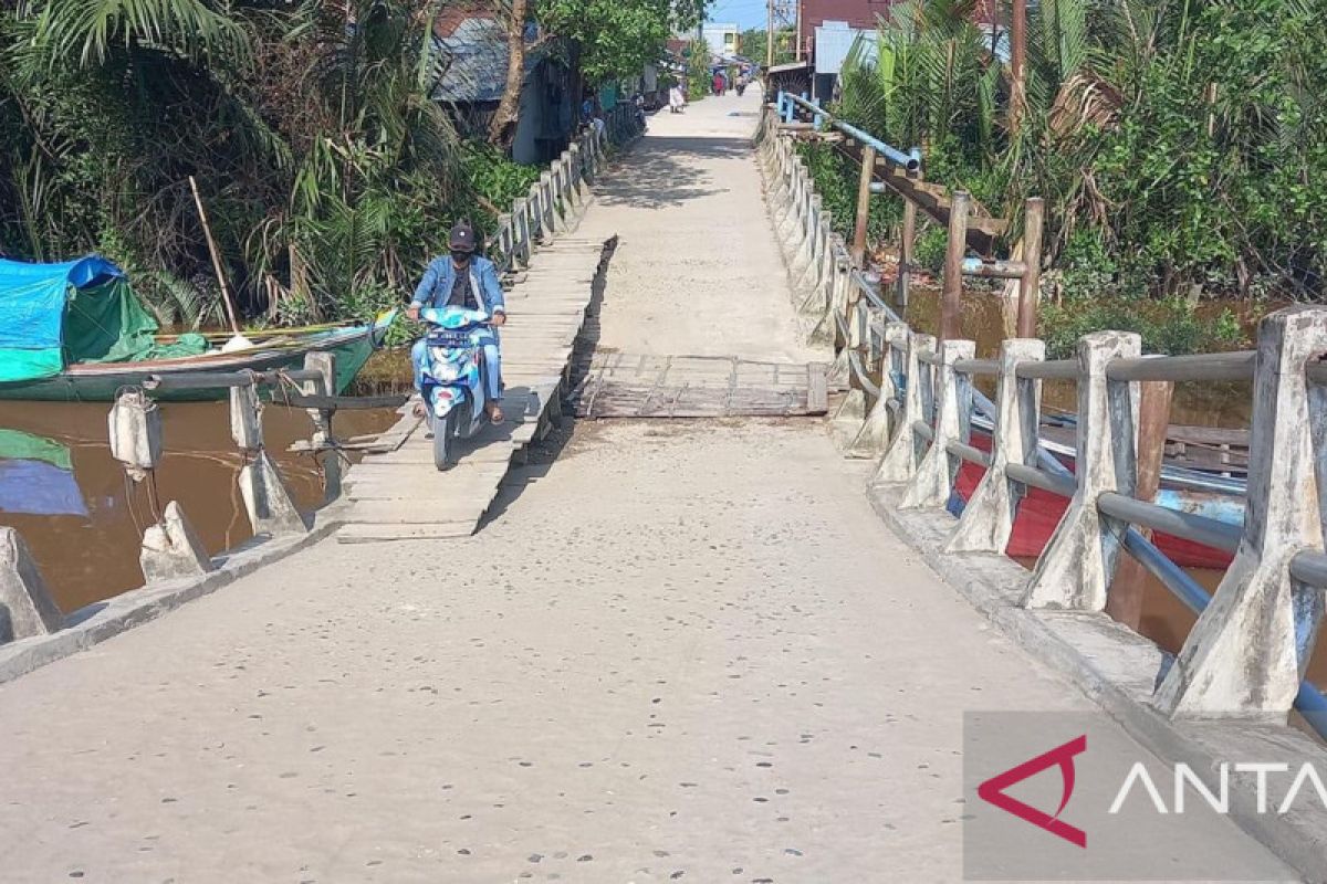 Jembatan Sungai Piring Inhil melengkung, Kadis PUTR akui tak cukup anggaran