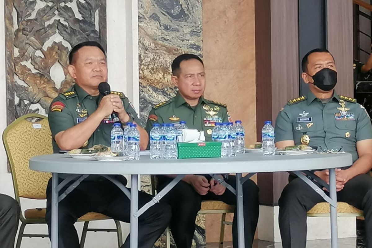 Kepala Staf TNI AD terharu operasi anak kembar siam  berhasil