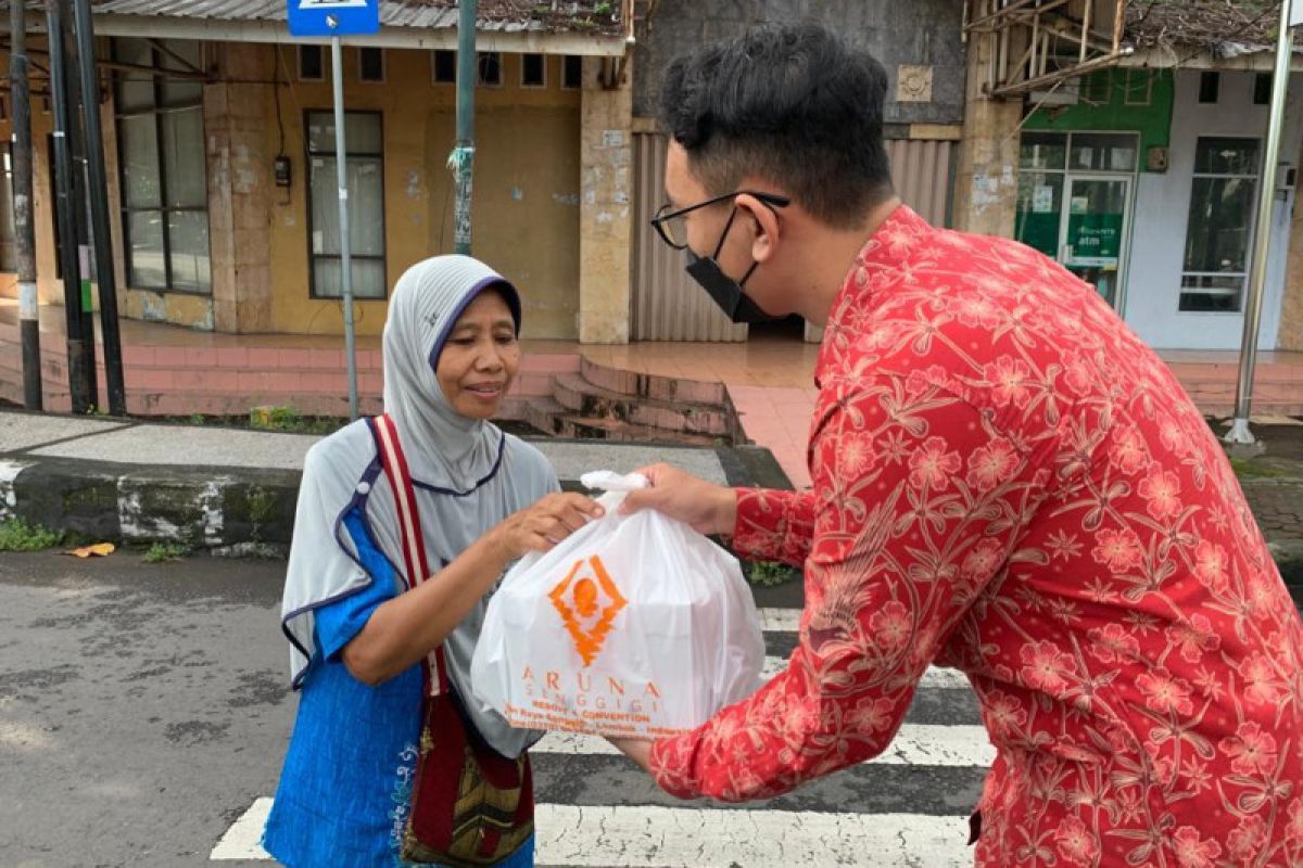 Jumat berkah, Aruna Senggigi bagikan ratusan kotak makan