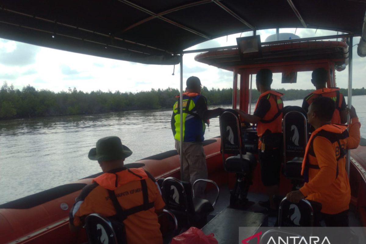 Kapal mengangkut 1 ton besi tua hilang kontak di perairan Meranti