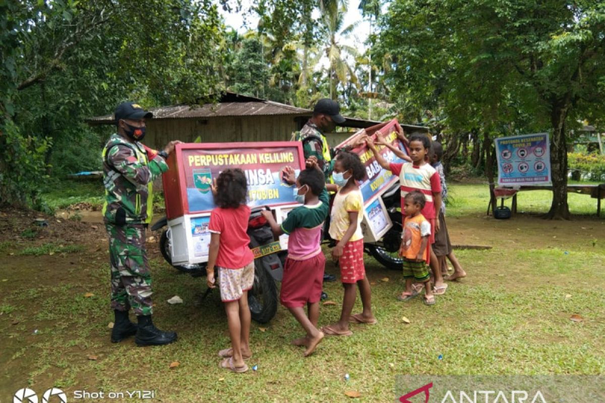 Babinsa beri semangat anak Biak belajar melalui perpustakaan keliling