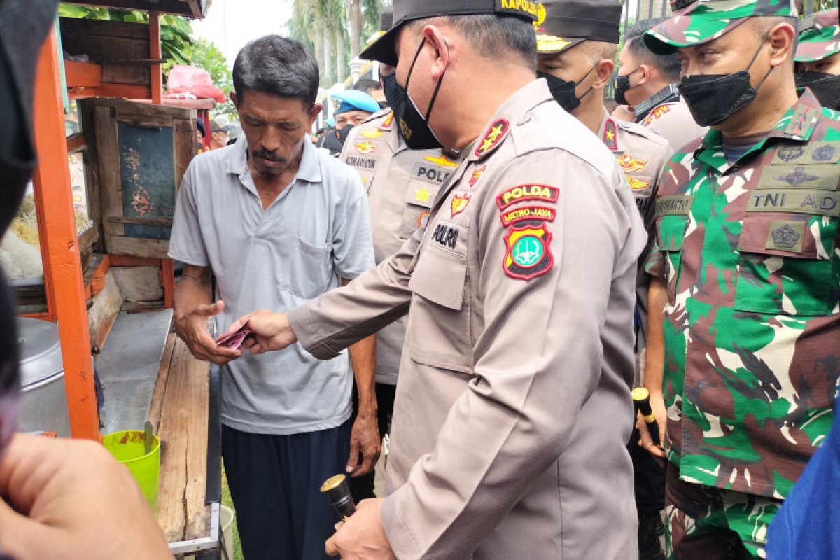 Kapolda Metro traktir bakso dan ketoprak untuk massa buruh