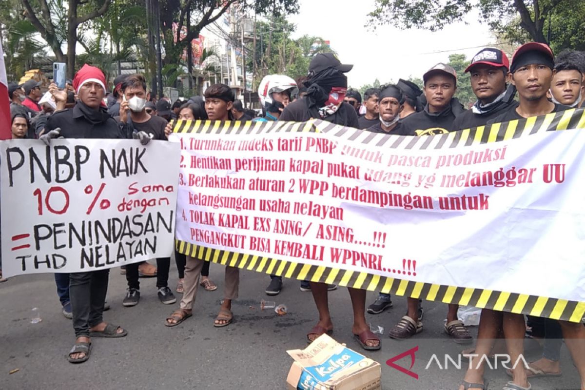 Ribuan nelayan Pati demo tolak tarif baru PNBP bagi kapal tangkap